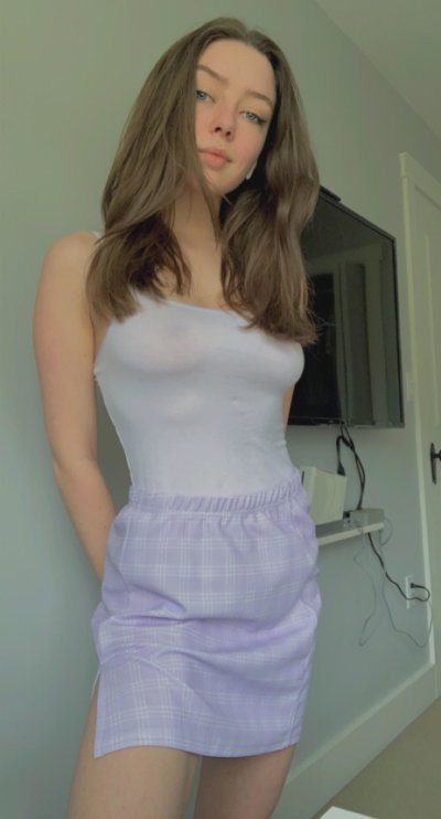 Горячая шатенка демонстрирует свою изящную обнаженную фигуру