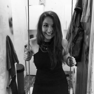 Сексуальная Кристи Рассел Браун показывает свое обнаженное тело