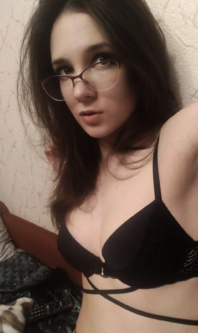 Соблазнительная брюнетка. Красотка с идеальными параметрами уверенно позирует.