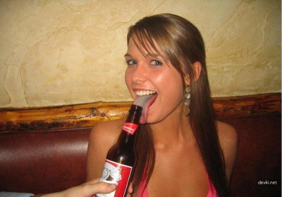 Сексуальная красотка с загорелой кожей показывает свое обнаженное тело