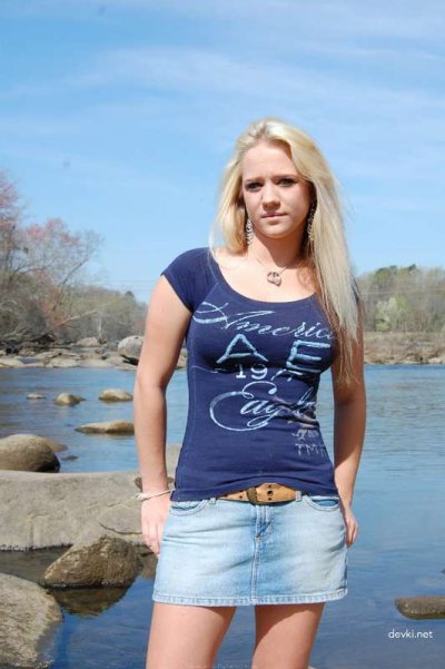 Молоденькая девушка без одежды фотографируется на свежем воздухе