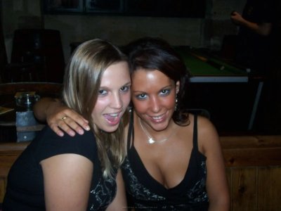 Мастурбирует свою пышную пилотку до оргазма