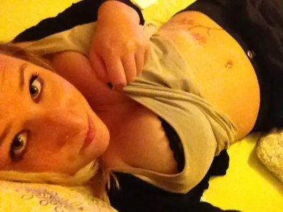 Развратная блондинка умело сосет хер парню