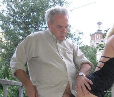 Мамочка ласкает члены и получает удовольствие