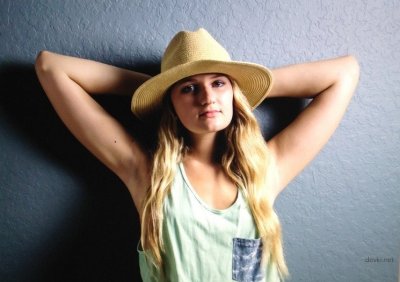 Сексапильная блондинка с бутылкой в интимной зоне