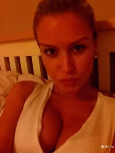 Сексуальная белокурая красотка на отпуске!