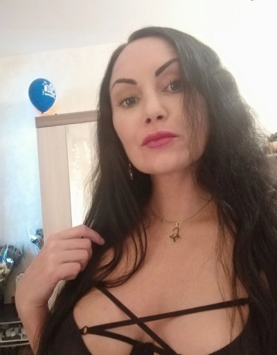 Сексуальная Анжела демонстрирует свою попку