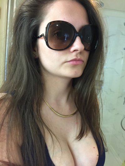 Обворожительная красотка без единой ниточки одежды