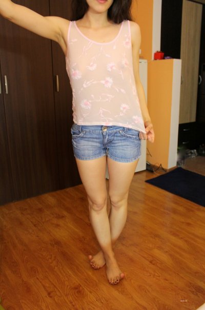 Интимные снимки обворожительной брюнетки с влажной промежностью