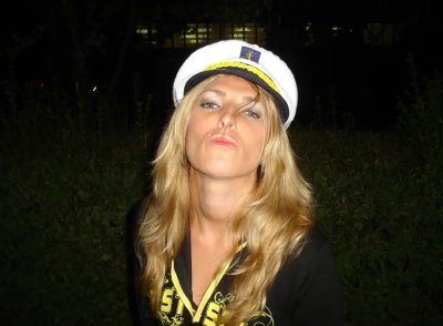 Отдыхает на берегу без лифчика