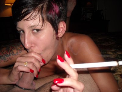 Спускает сперму на грудь дамочке