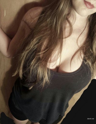 Девчонка отдыхает и разгорячивается