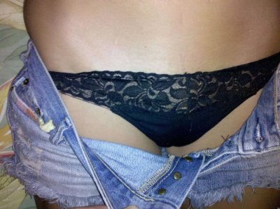 Завораживающий крупный план увлажнённой женственности