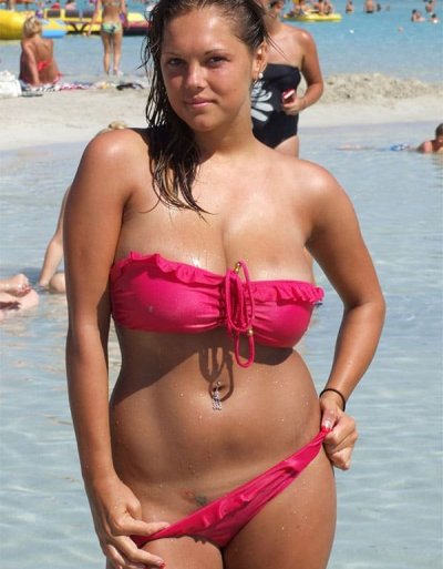 Баба с огромными дойками на пляже: жгучие летние кадры