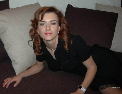 Красотка снимает одежду и делает откровенные фото дома.