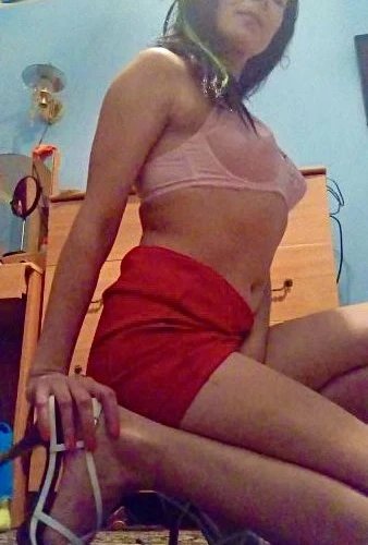 Сексапильная шатенка взрослого возраста в чулках