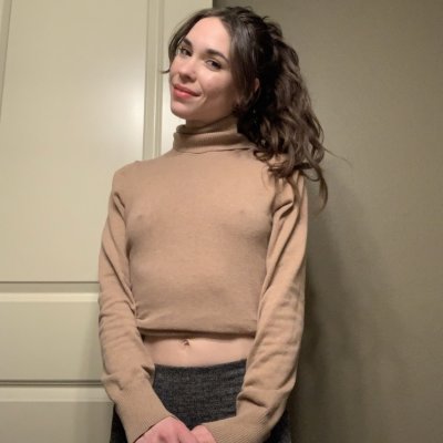 Сексуальная крошка страстно позирует в чулках