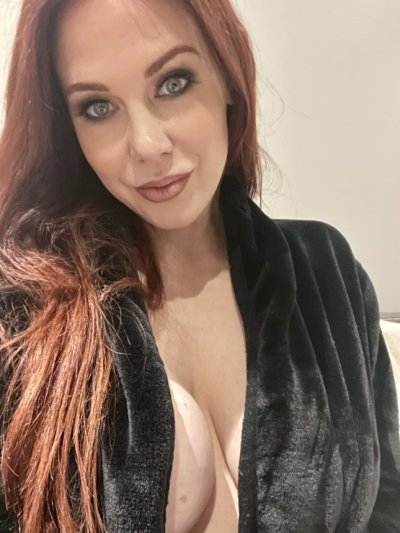 Соблазнительная милфа великолепно выглядит и возбуждает