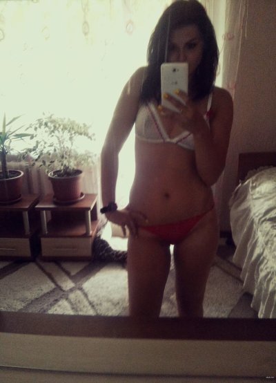 Сексуальная темноволосая красавица позирует без одежды и делает минет