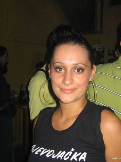 Пьяная девушка решилась на смелый шаг и сняла свои трусики!