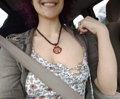 Девушка в авто развлекается