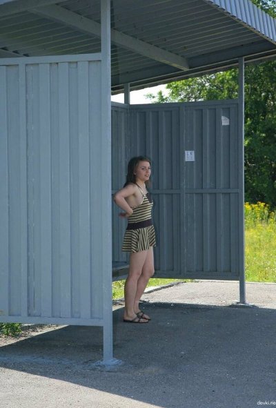 Молоденькая красотка раздевается на улице и показывает свою пышную промежность