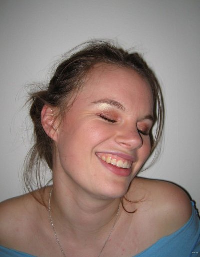 Демонстрирует свои прелести перед мужчиной