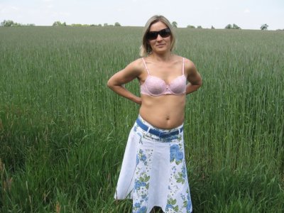 Сексапильная блондинка показывает свою киску, будучи идеальной женой