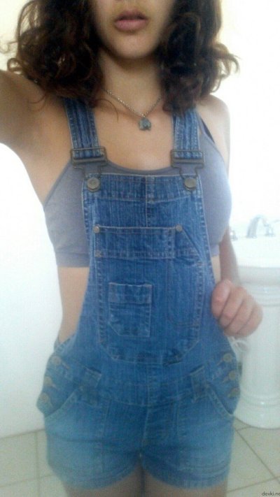 Сексуальная молодая девушка позирует на камеру в ванной