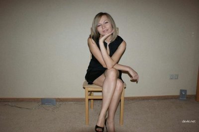 Горячая красотка ублажает парня орально