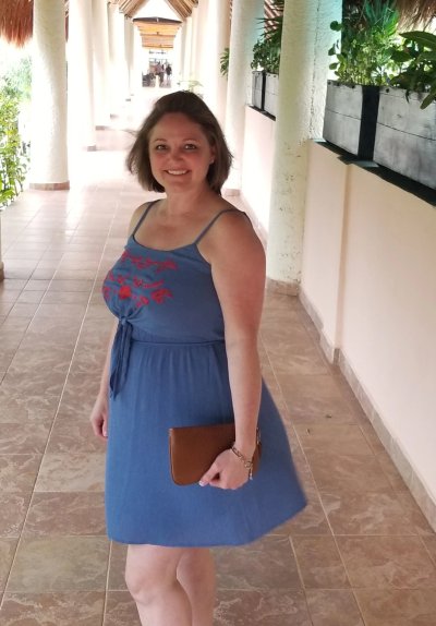 Сексуальная мамочка отдыхает на курорте в откровенном виде