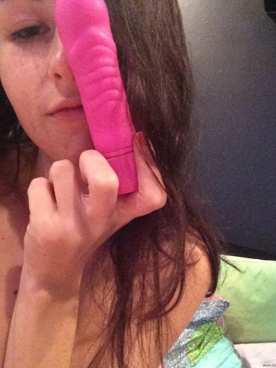 Щепетильная красотка фоткает себя