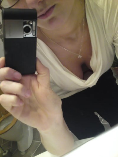 Девочка демонстрирует свою область бикини и нежные груди