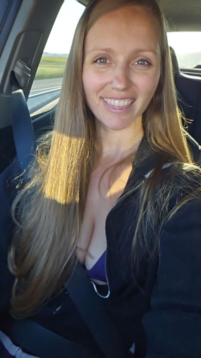 Соблазнительная красотка с длинными волосами демонстрирует свои очаровательные формы и привлекательность