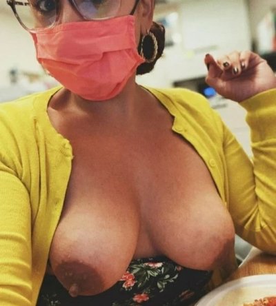 Животворящая милфа оголила свои буфера