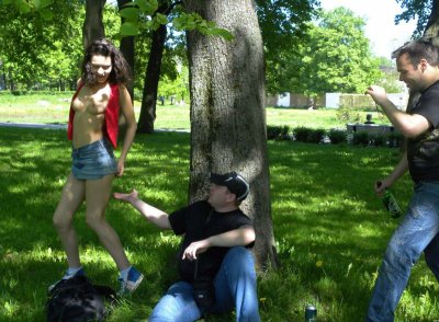 Обнаженная девушка с милой фигуркой и небольшими формами