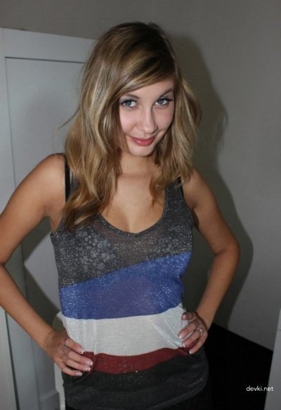 Сексуальная красотка с гладко выбритой киской