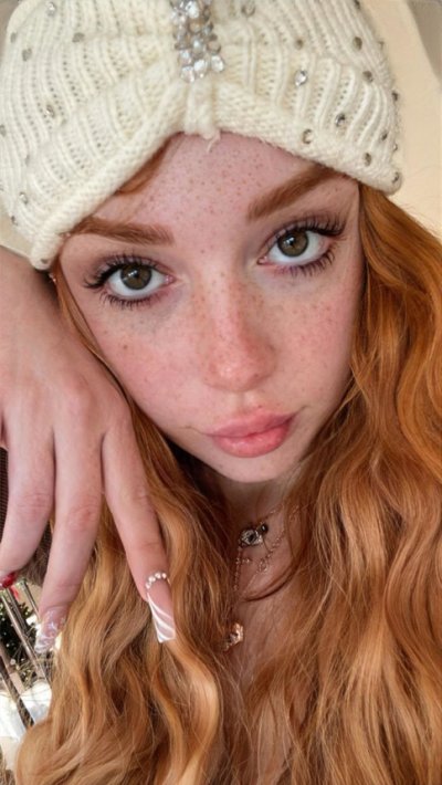 Пышногрудая рыжая красотка демонстрирует свои изысканные формы на камеру