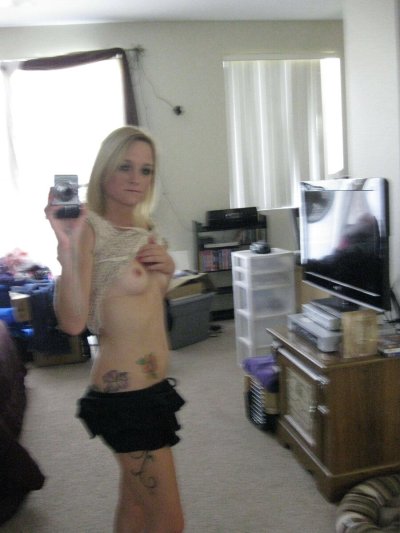 Интимные снимки светловолосой дамы с гладко выбритой интимной зоной