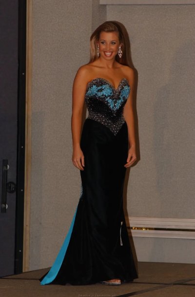 Обворожительная дамочка демонстрирует обнаженное тело, выставляя свою промежность.