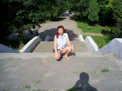 Привлекательная мамочка в нижнем белье позирует на улице, демонстрируя свою сексуальность на фото.