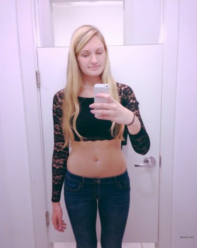 Сексапильная блондинка с бутылкой в интимной зоне