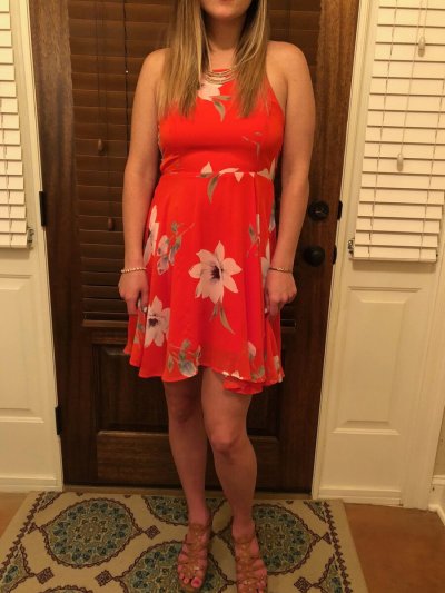 Раздевается и раздвигает ноги