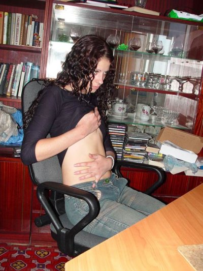 Девушка расслабилась перед монитором и не заметила, как разделась