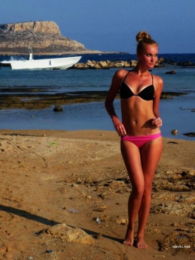 Обворожительная блондинка показывает свою интимную зону на камеру