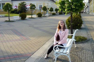 Девушка с гладко выбритой интимной зоной показывает свои прелести на пляже