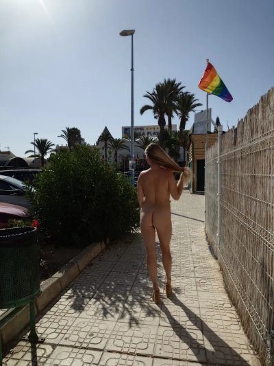 Подруга без трусиков шалит во время отпуска