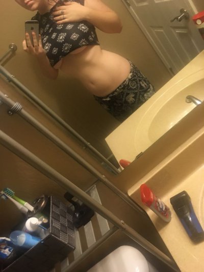 Поделилась своими обворожительными формами