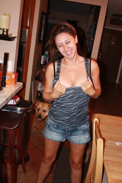 Сексапильная шатенка демонстрирует свою голую попку