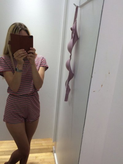 Знойная барышня в откровенном наряде показывает свои идеальные формы